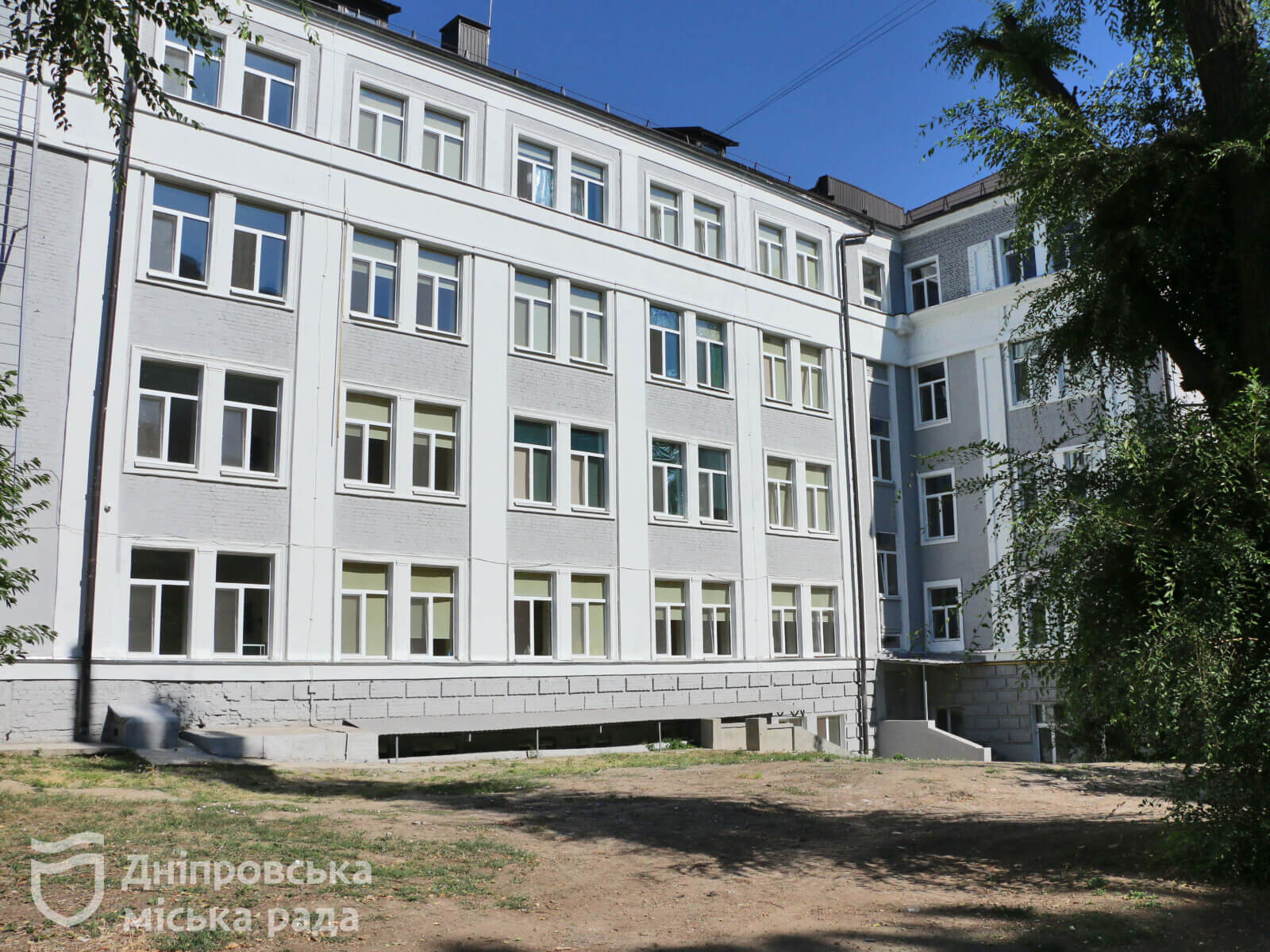 У Дніпрі відкрито Центр життєстійкості та роздано ключі від соціального житла переселенцям