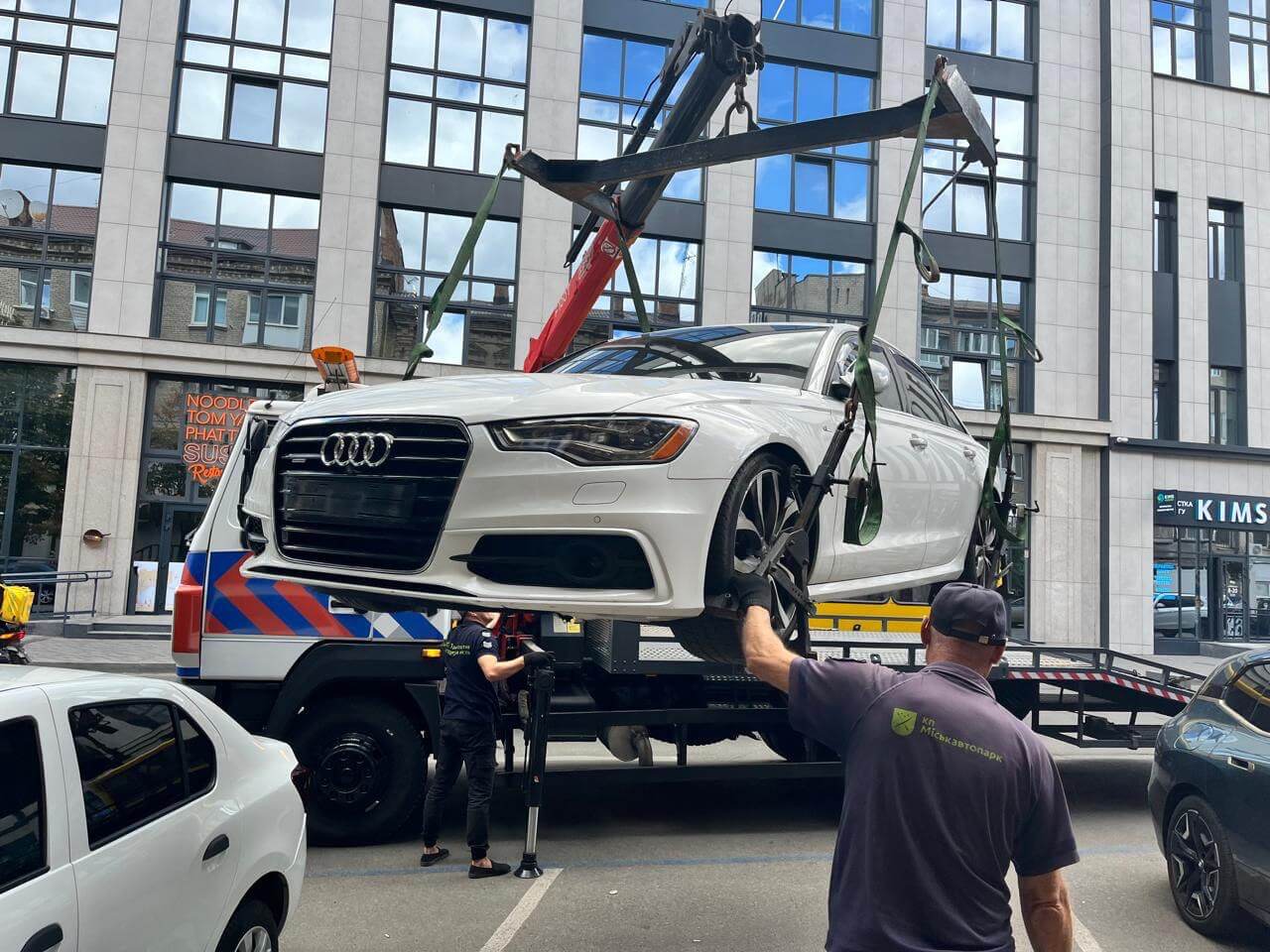 У Дніпрі евакуювали авто без номерів, припарковане на місці для людей з інвалідністю