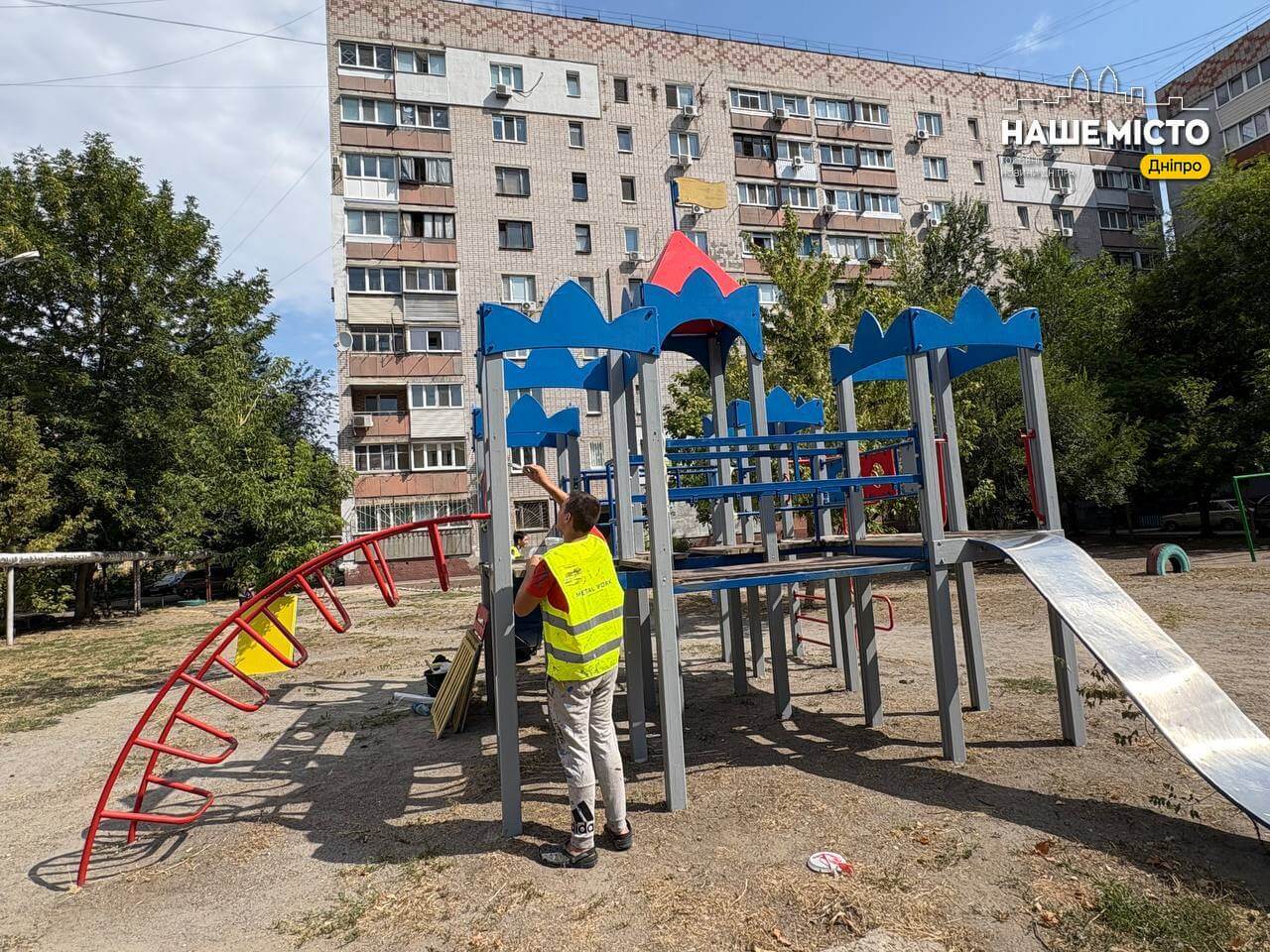 У Дніпрі оновлено дитячі ігрові зони: гойдалки, карусель, пісочниця