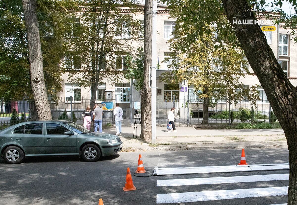 У Дніпрі оновлюють переходи біля шкіл для безпеки дітей