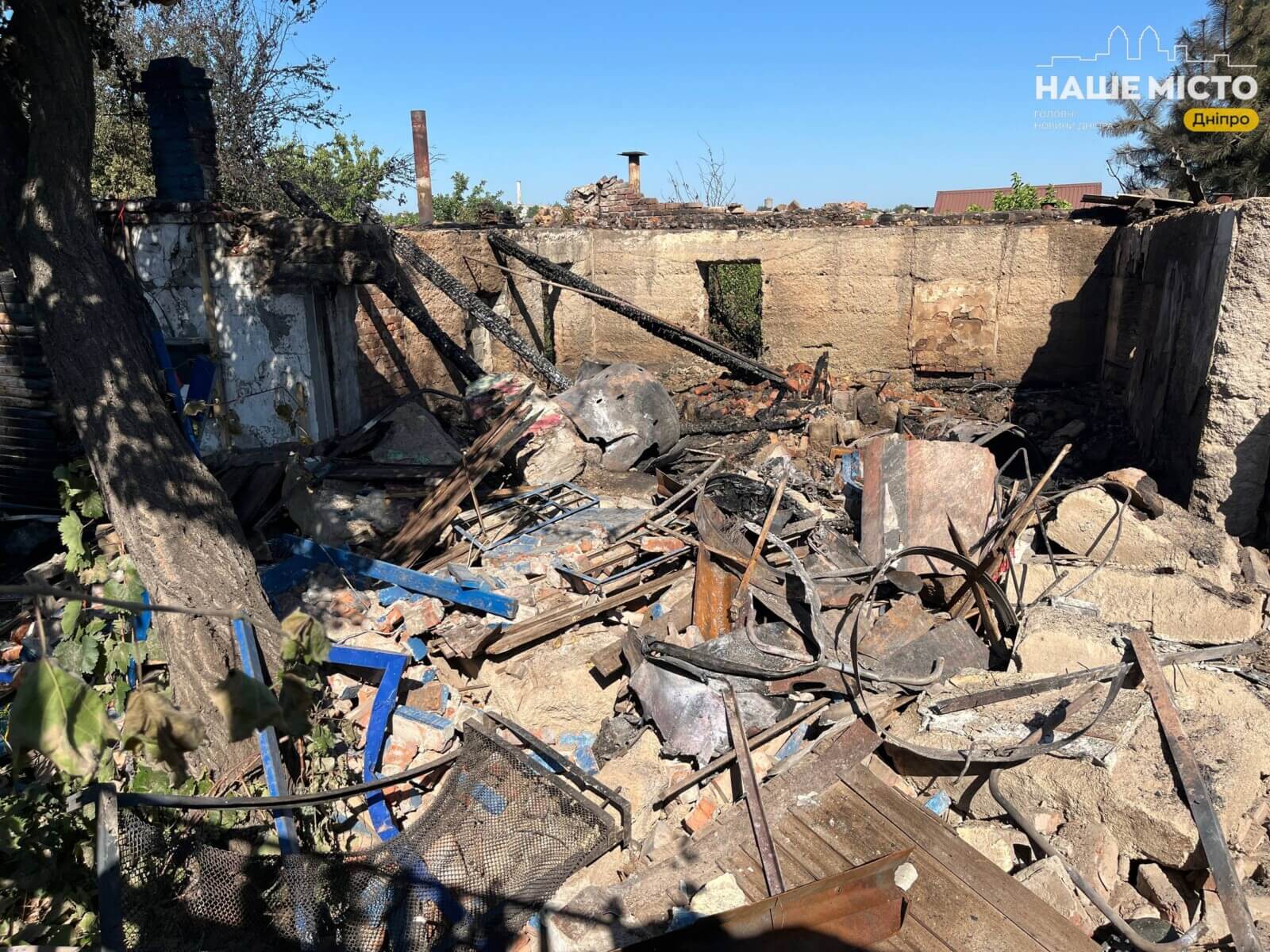 Ракетний удар по Дніпру: зруйновано будинки, надається допомога