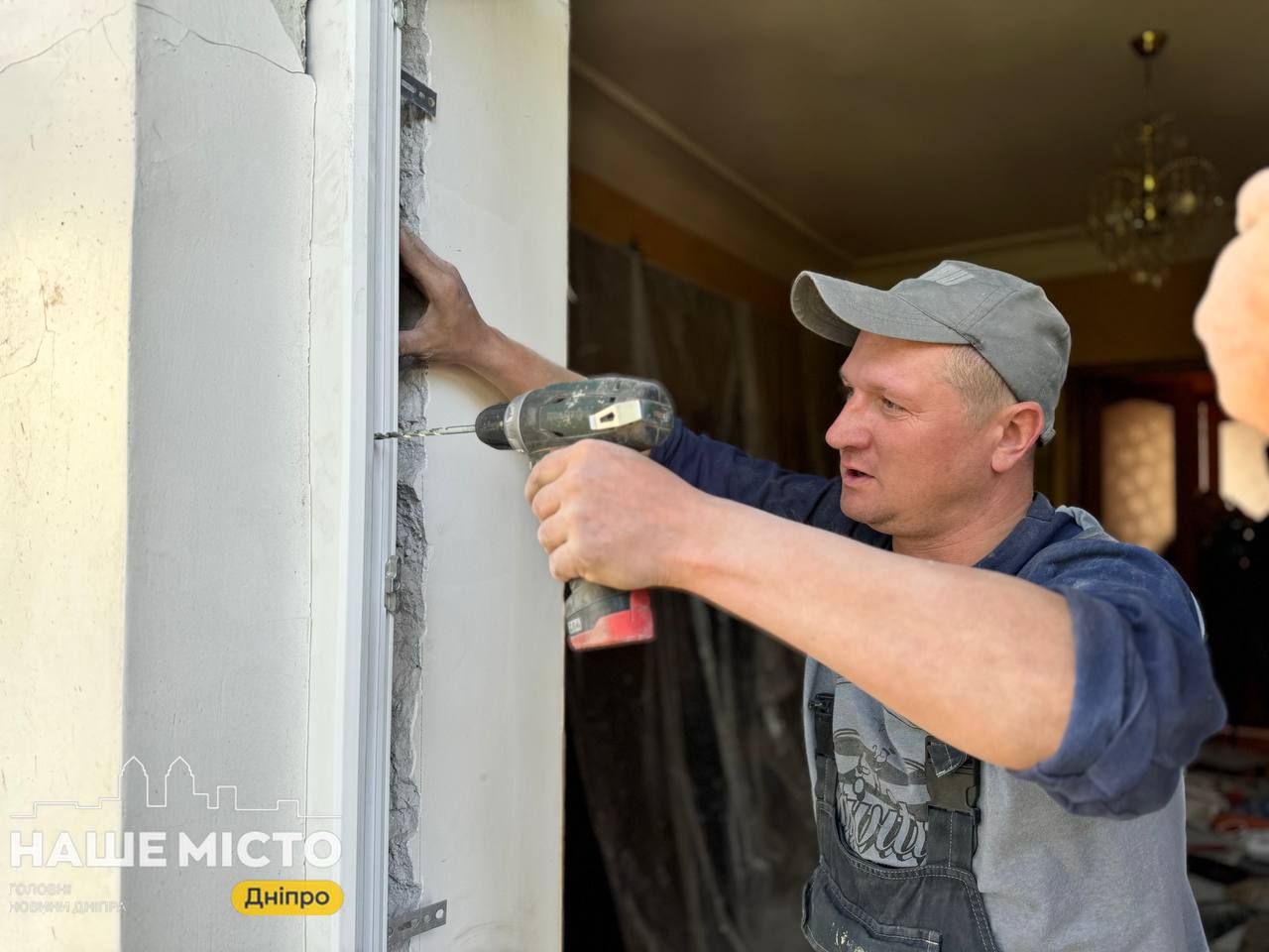 У Дніпрі відновили вікна у будинку, пошкодженому через обстріл