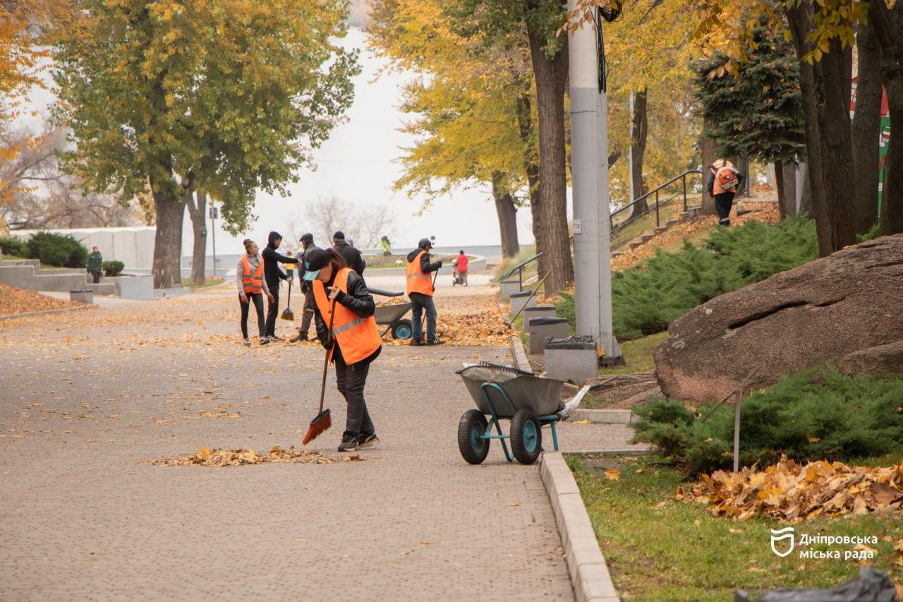 Осіннє прибирання в Дніпрі: комунальники готують парки до весни