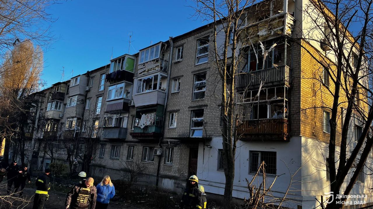 У Дніпрі ліквідують наслідки атаки: пошкоджено освітні та житлові об'єкти