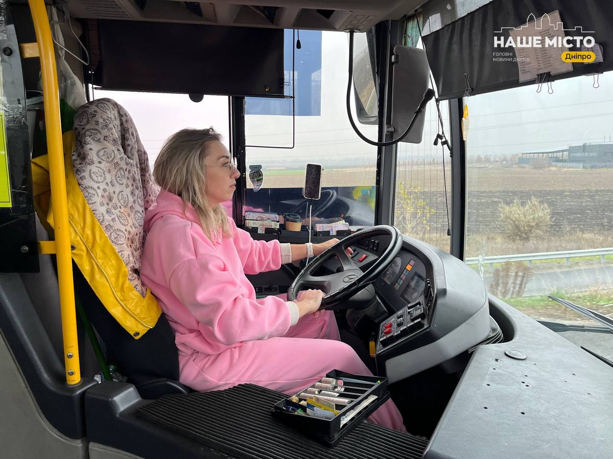 Переселенка водій автобуса у Дніпрі: з манікюру до керма