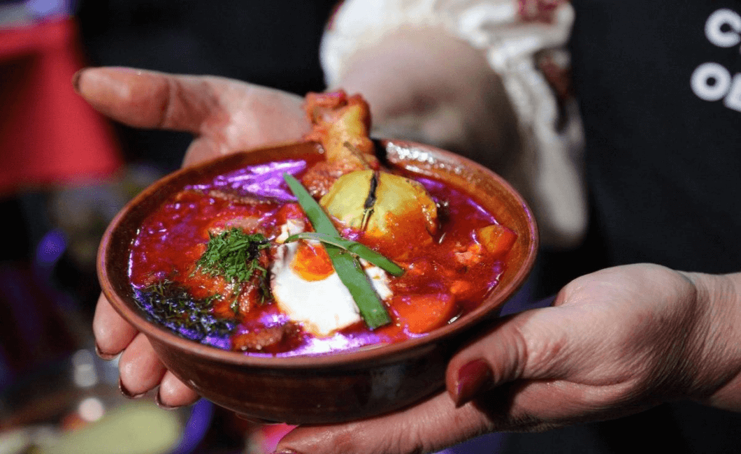 Частування борщем у парку Глоби в Дніпрі