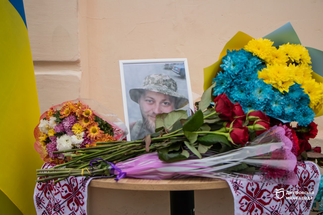 У Дніпрі вшанували пам'ять героя з позивним Фенікс меморіальною дошкою