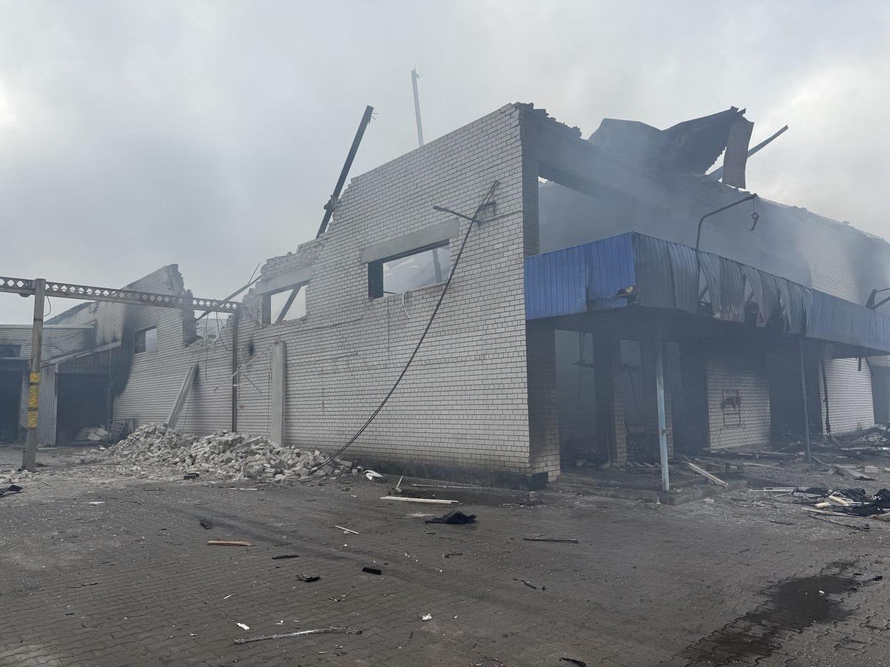 У Павлограді російська атака знищила склад снеків