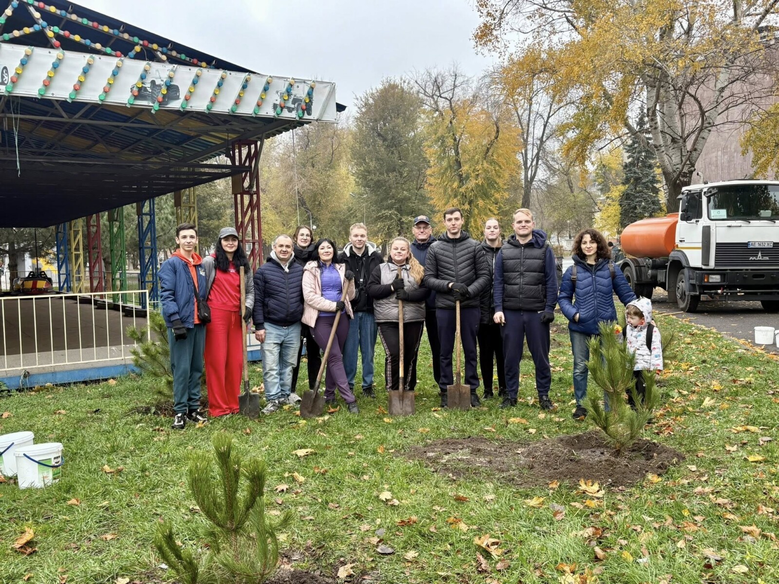 У Дніпрі висаджено 30 нових дерев у парку Глоби