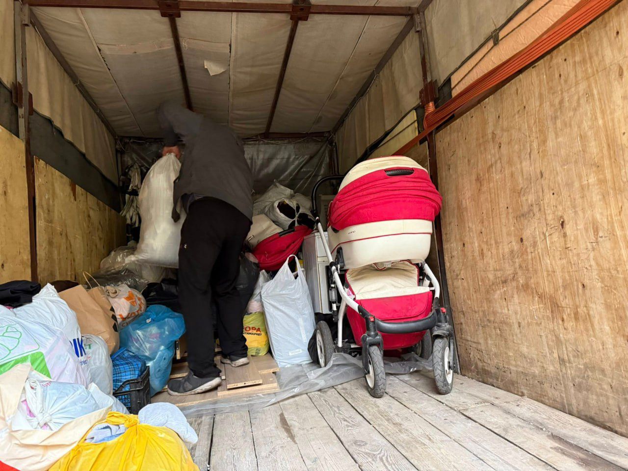 Допоможемо разом: у Дніпрі збирають теплий одяг для військових та евакуйованих