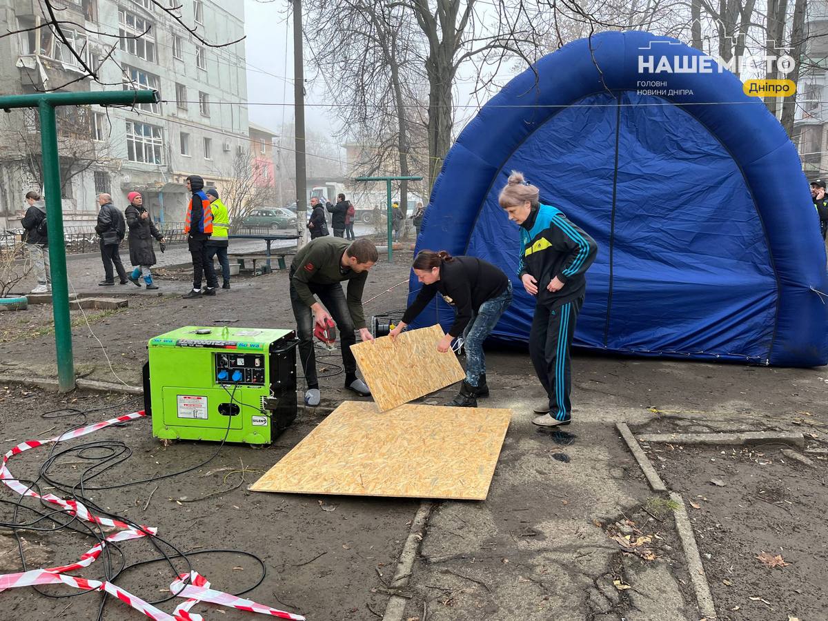 Допомога постраждалим від нічної атаки у Дніпрі