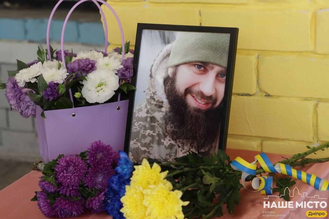 Пам’ять про героя: у Дніпрі племінниця бійця створила йому соцсторінки