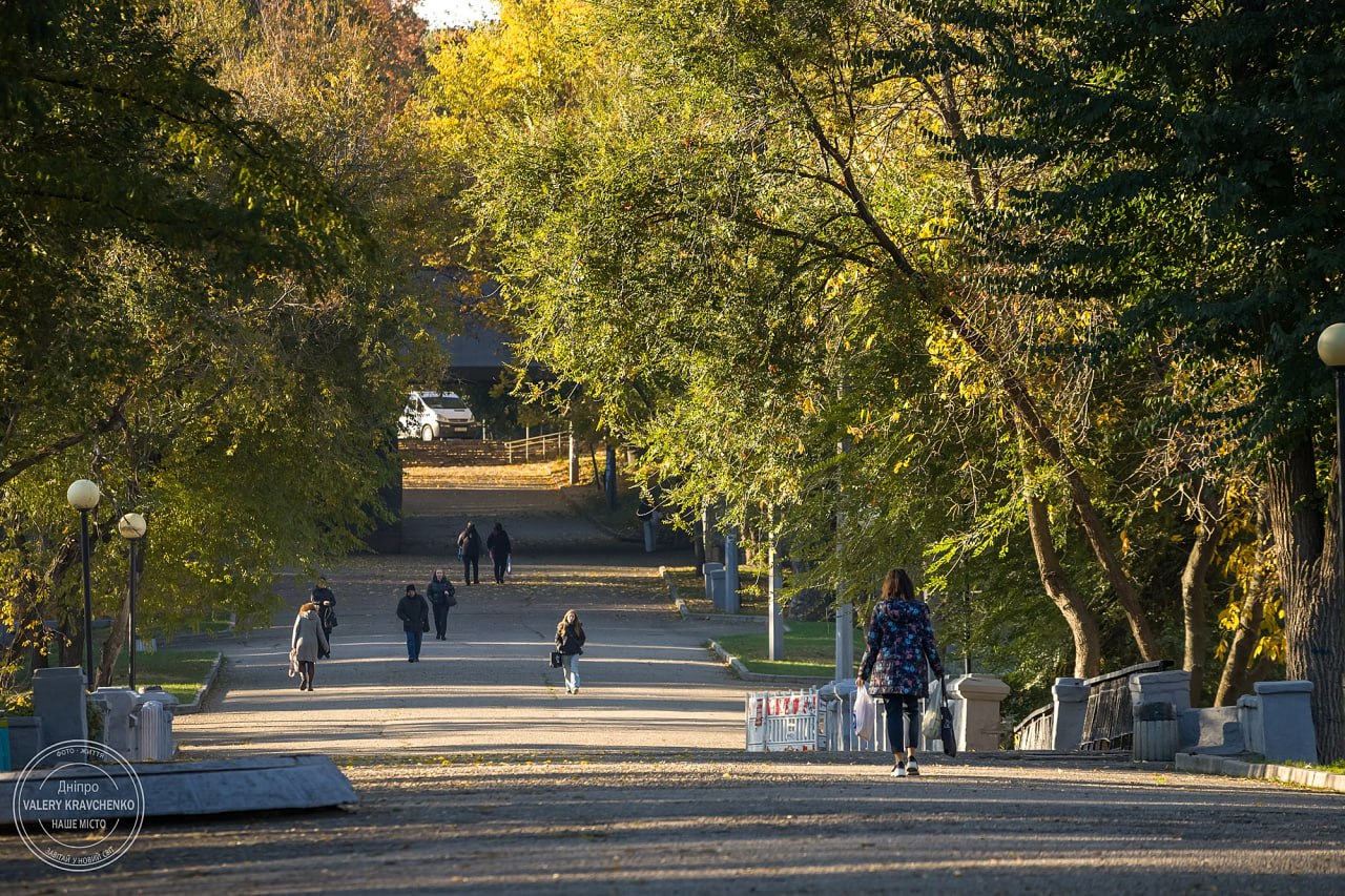 Золота осінь у парку Глоби Дніпра