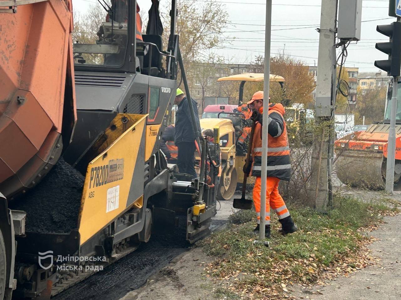 Дніпро готується до зими: на Дніпросталівській триває ремонт дороги