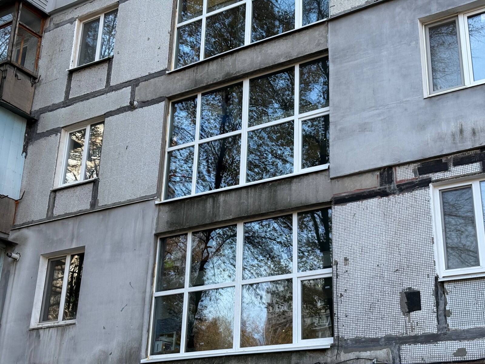 Відновлення Дніпра після обстрілів: ремонт ОСББ на вулиці Богдана Хмельницького