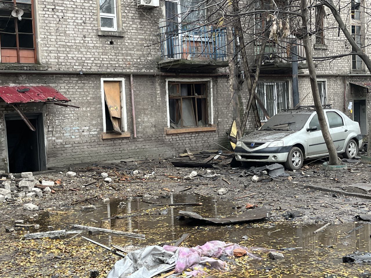 Рятувальники продовжують розбирати завали у Кам’янському