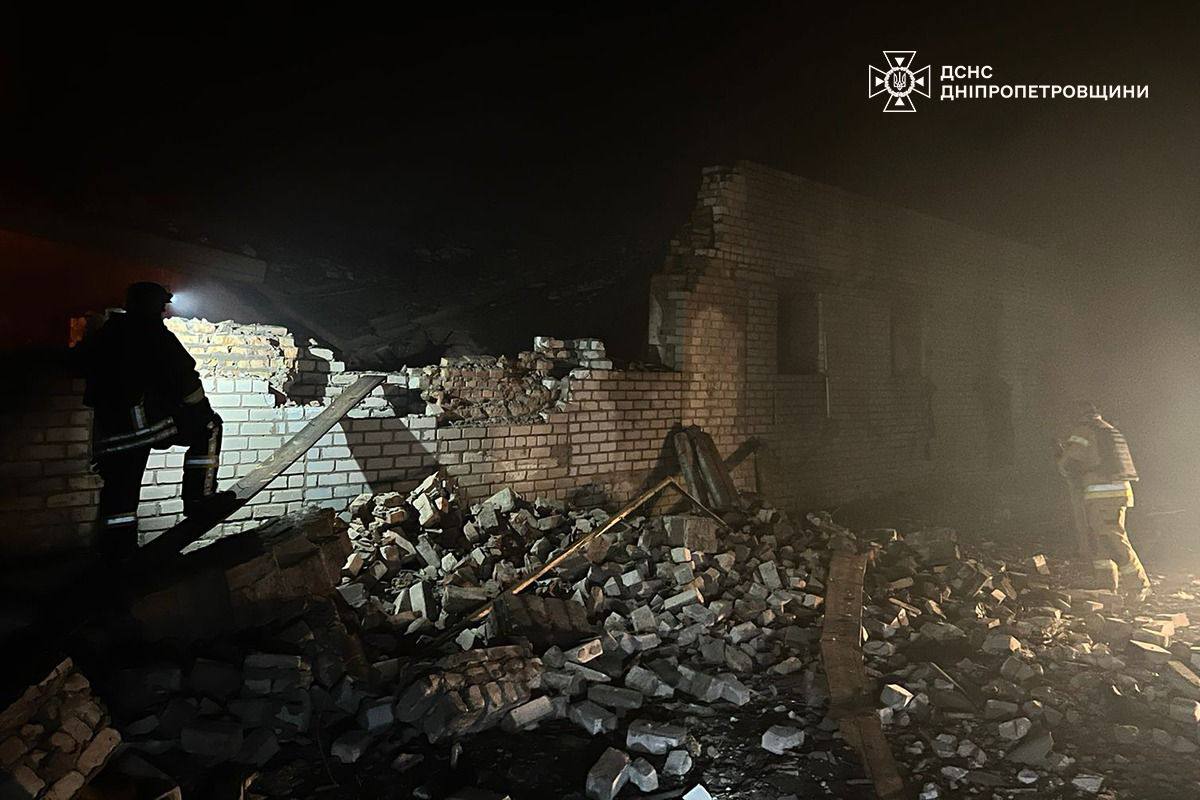 Атака дронів у Дніпрі: пожежа у складі з харчами