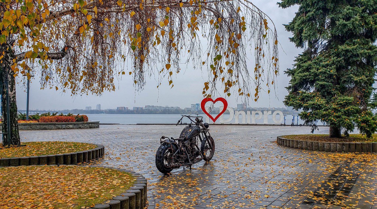 Унікальний металевий мотоцикл на Фестивальному причалі Дніпра