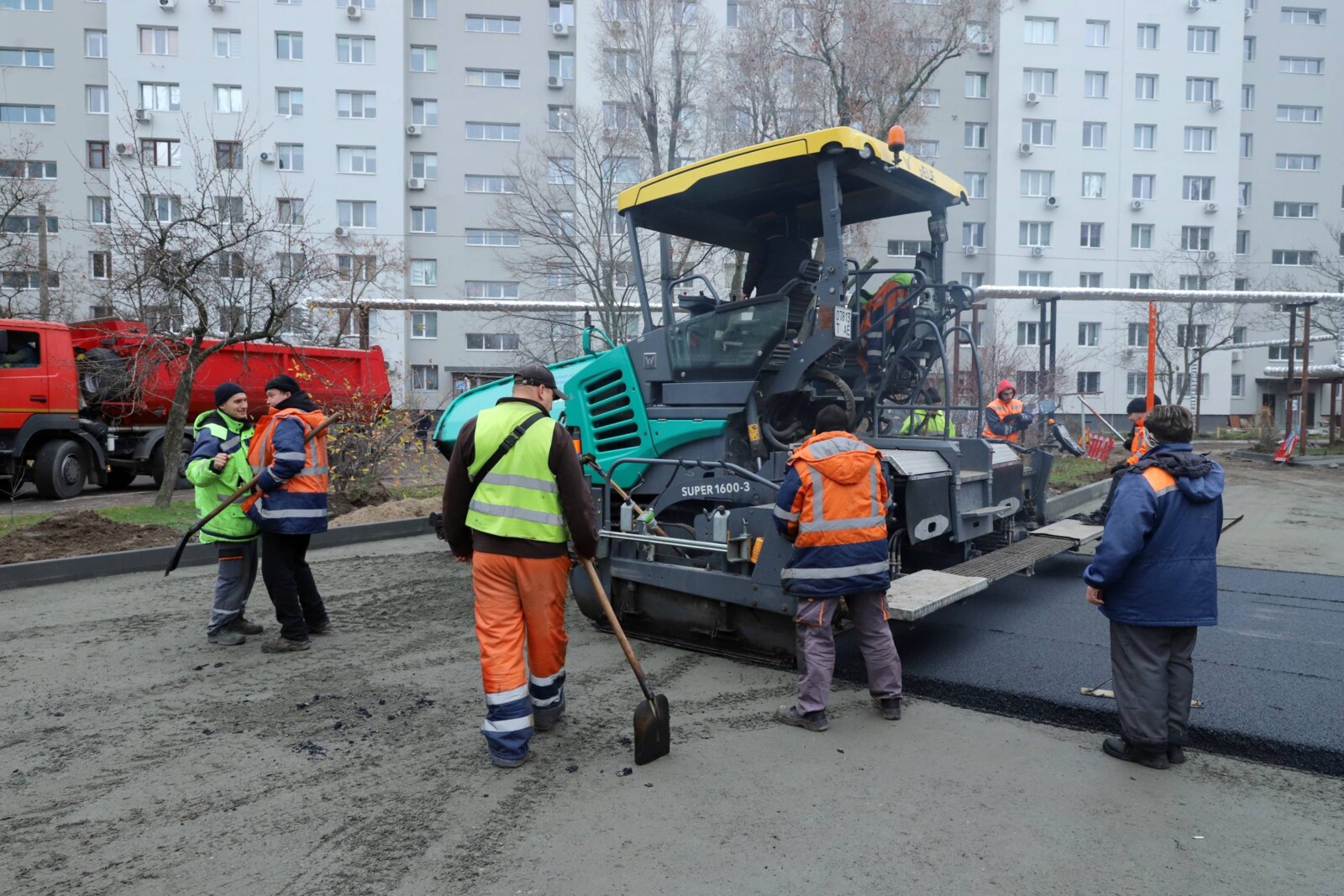 У Дніпрі відновлюють двір після ракетного удару