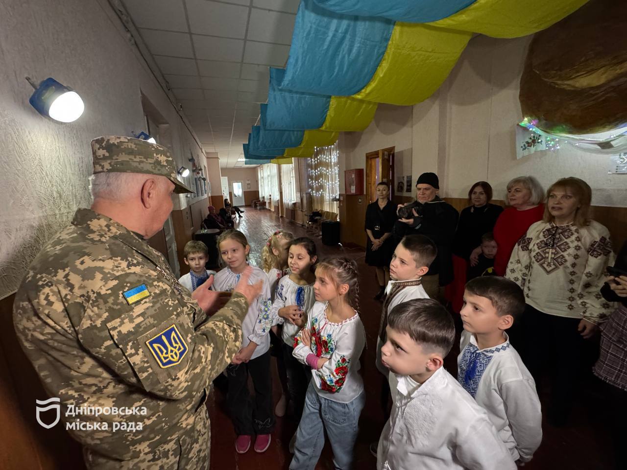 Діти Дніпра створюють подарунки для захисників до Дня ЗСУ