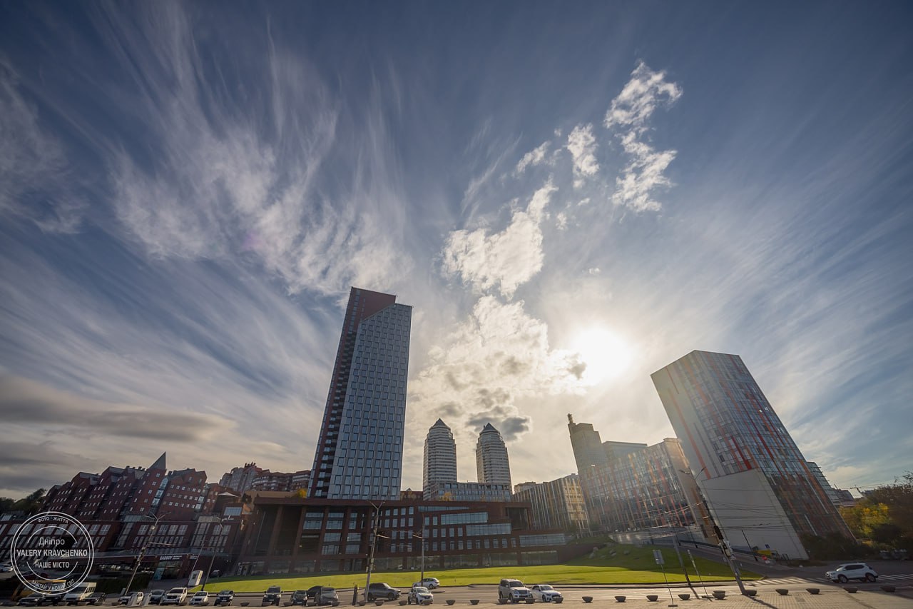 Нічні вибухи у Дніпрі: комунальні служби ліквідують наслідки