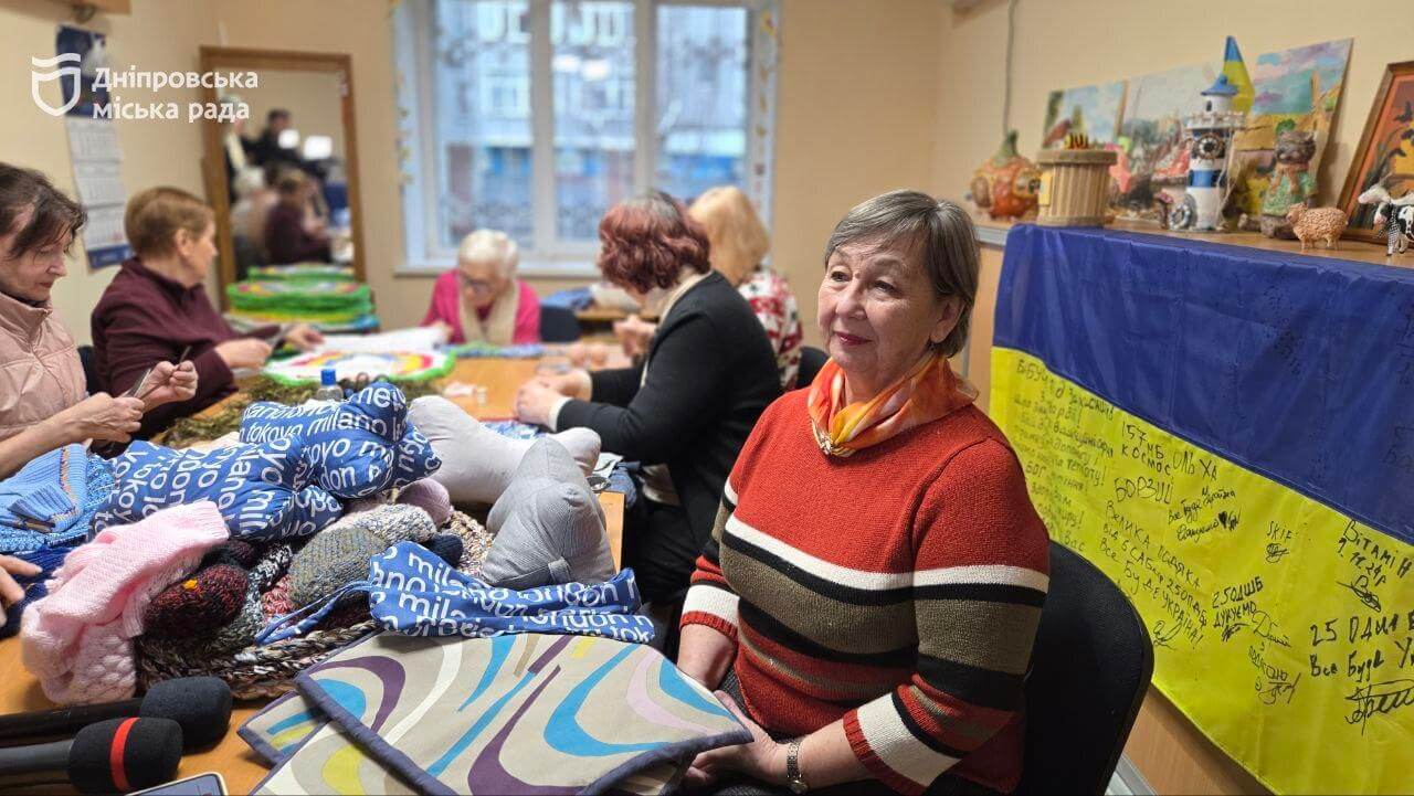 Неймовірна допомога: бабусі Дніпра в'яжуть для ЗСУ