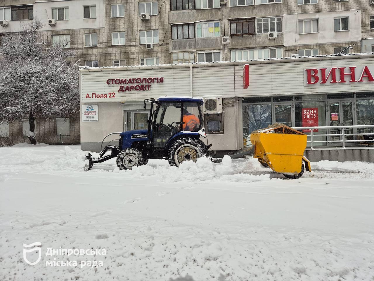 Нічна боротьба зі снігом у Дніпрі: як працюють комунальники