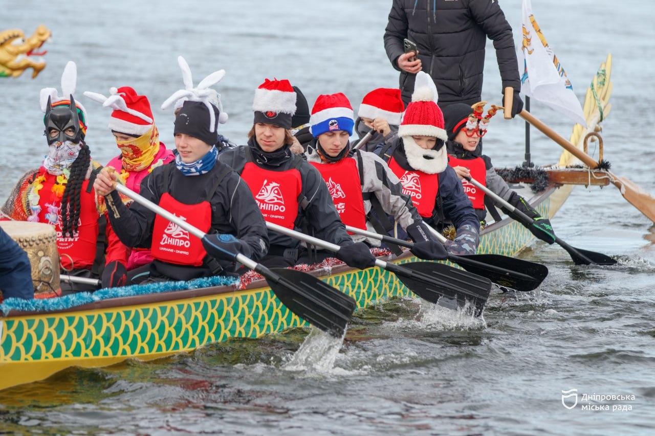 У Дніпрі влаштували різдвяний заплив на драгонботах та SUP-дошках