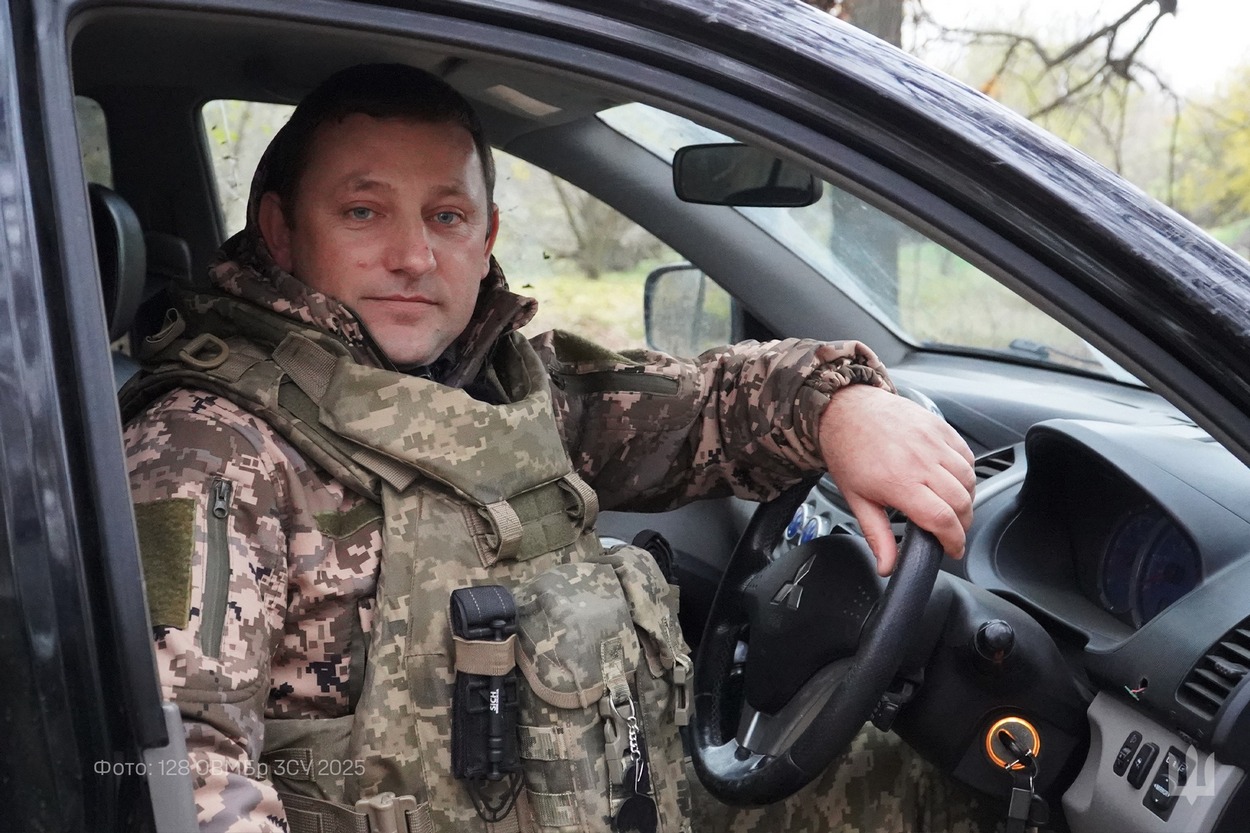 Водій з Дніпра евакуює техніку під обстрілами дронів