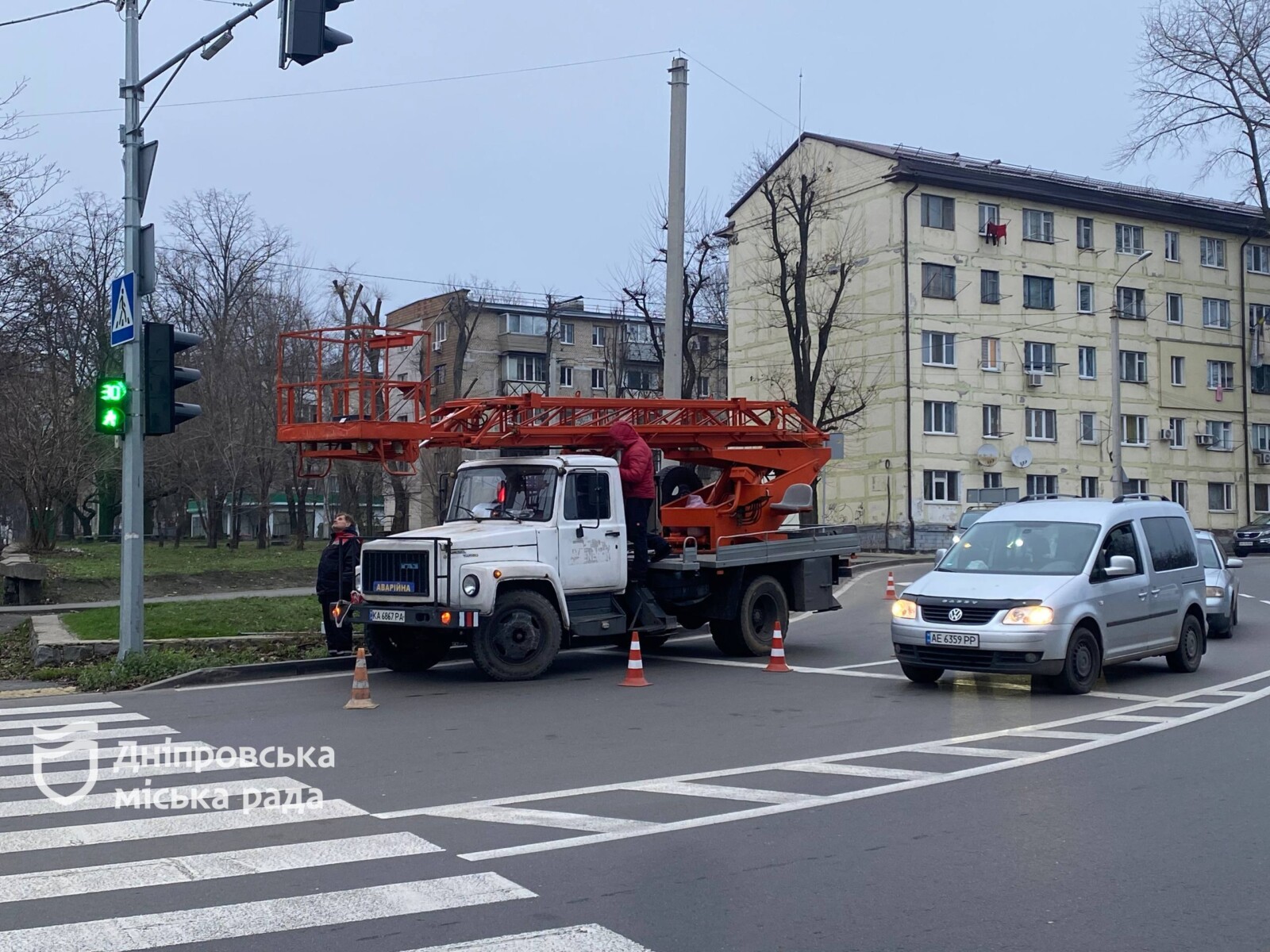 У Дніпрі встановлюють світлодіодні повторювачі на світлофорах