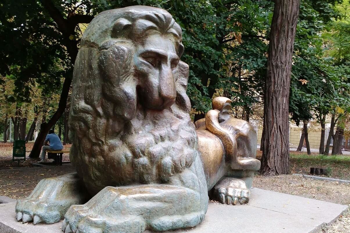 У парку імені Тараса Шевченка у Дніпрі мешкає бронзовий лев