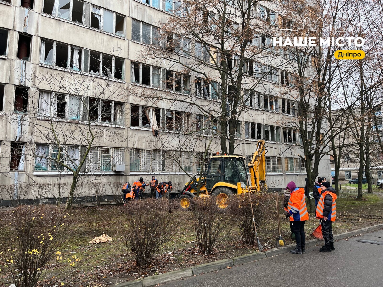 Дніпро після ракетного удару: комунальні служби ліквідовують наслідки