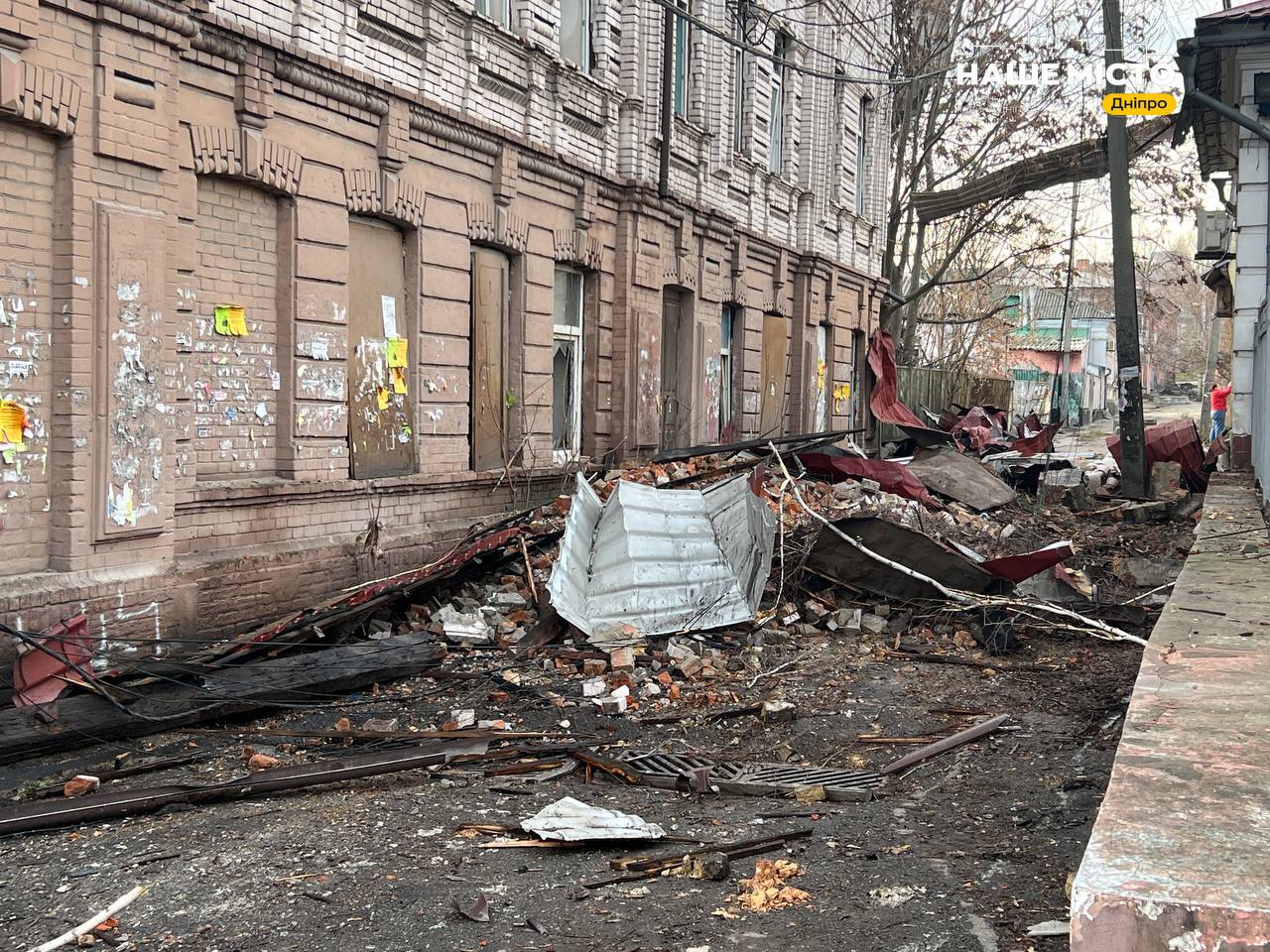 Нічна атака безпілотника на Дніпро: пошкоджено будівлі