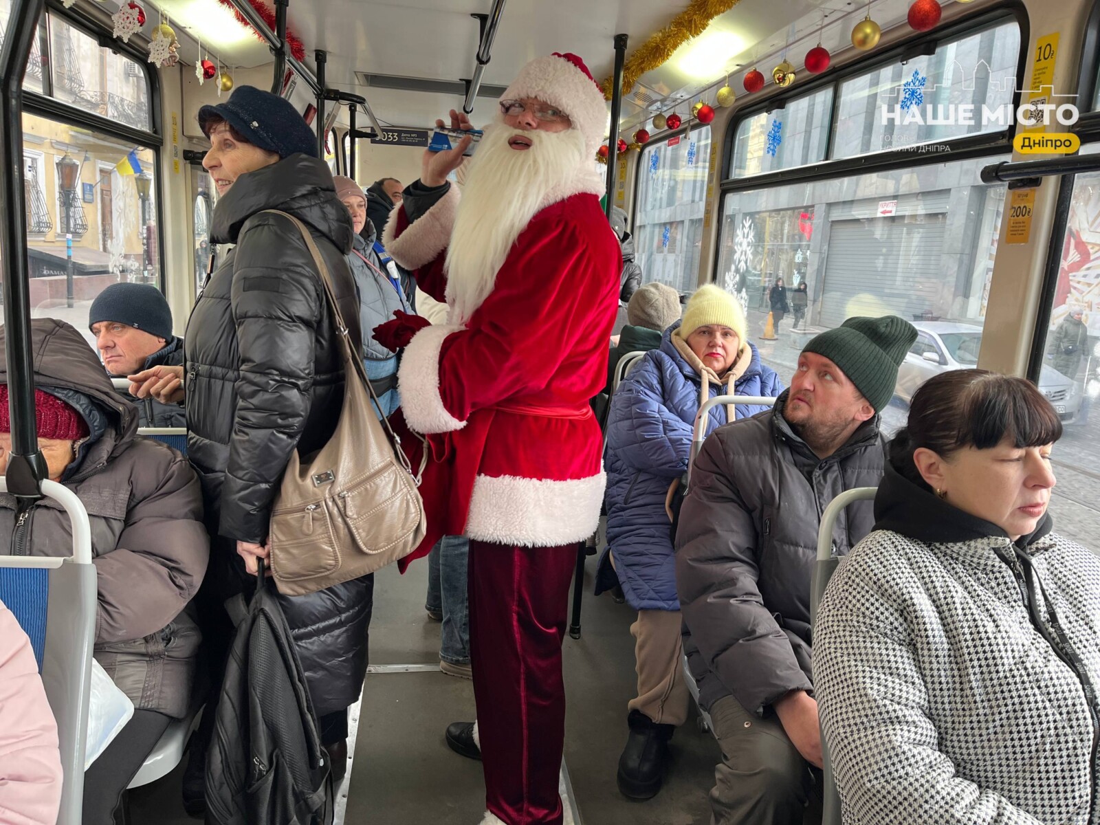 Санта Клауси радують дніпрян у трамваях і тролейбусах