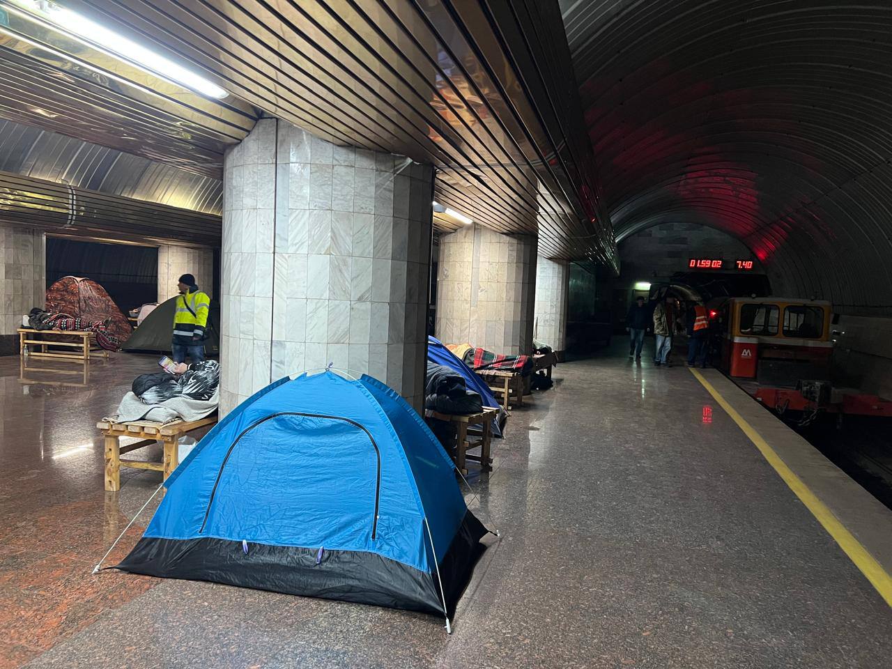 Дніпровське метро як укриття: понад 112 тисяч людей знайшли тут притулок