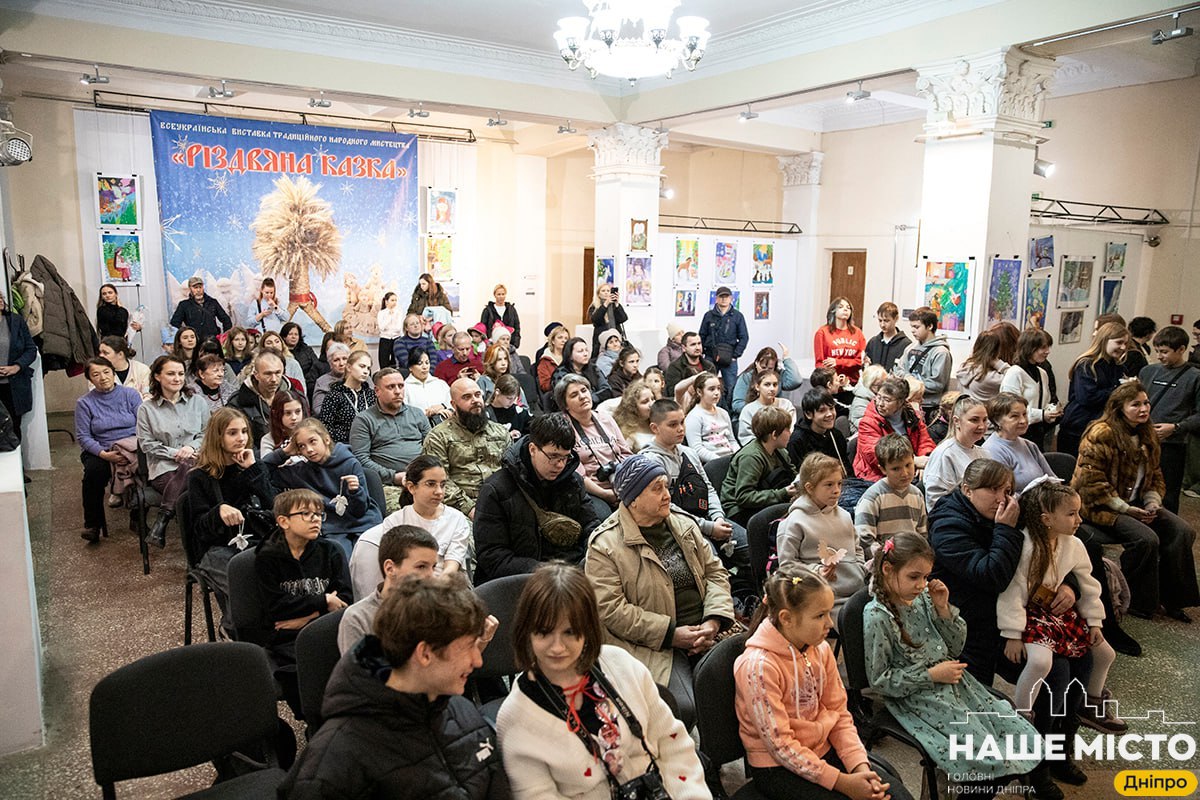 Від Миколая до Йордану: новорічна виставка дитячого малюнку у Дніпровському будинку мистецтв