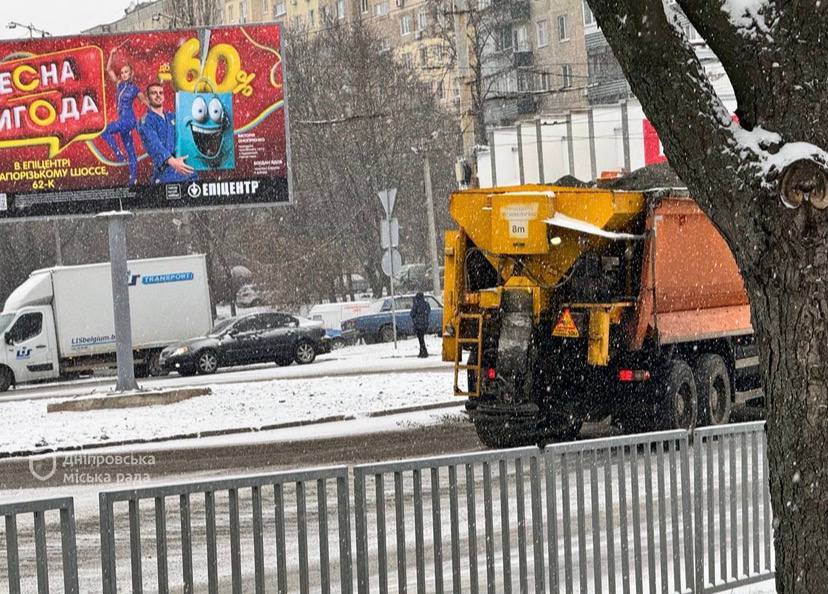 Сніг в Дніпрі: комунальники активно розчищають дороги