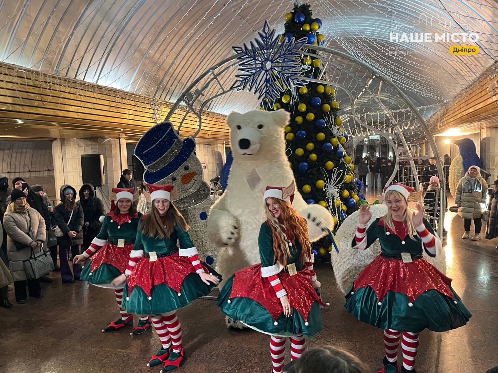 У Дніпрі головна ялинка засвітилася в метро