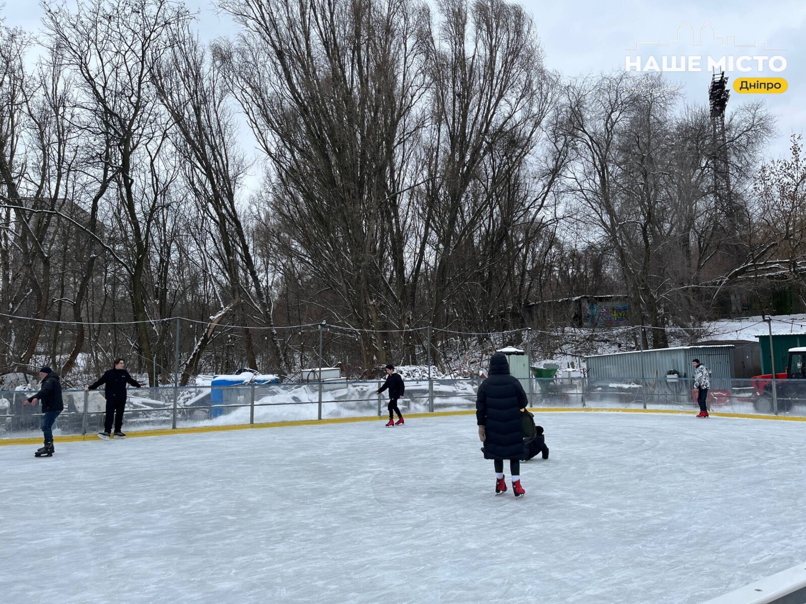 Ковзанка під відкритим небом у Дніпрі: локація та ціни