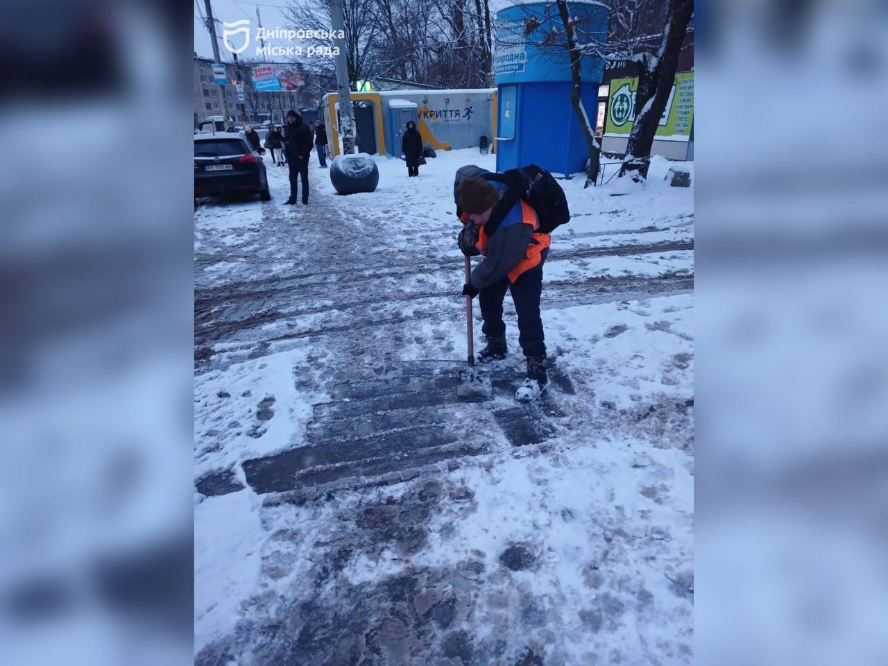 Використано майже 2 тис. тонн протиожеледних матеріалів у Дніпрі