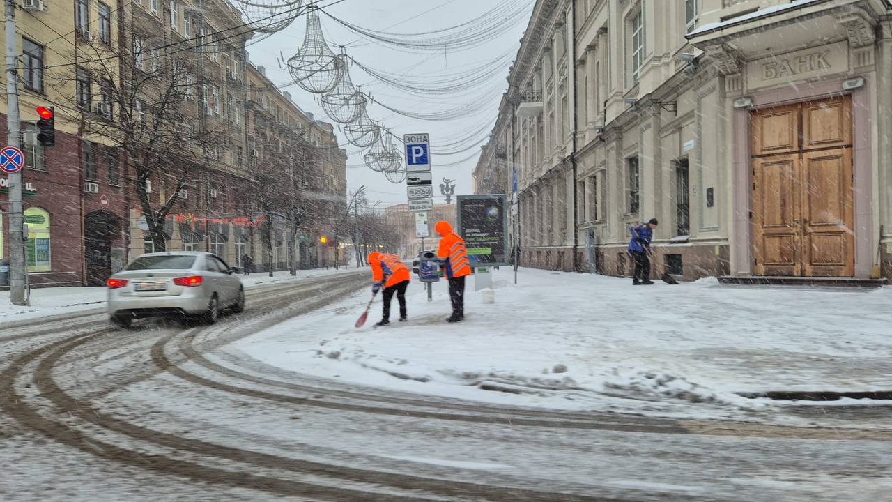 Дніпро бореться зі снігопадом: масштабна робота комунальників