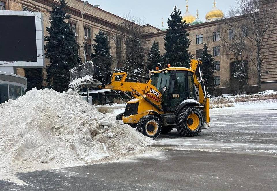 Комунальники Дніпра у боротьбі з наслідками негоди