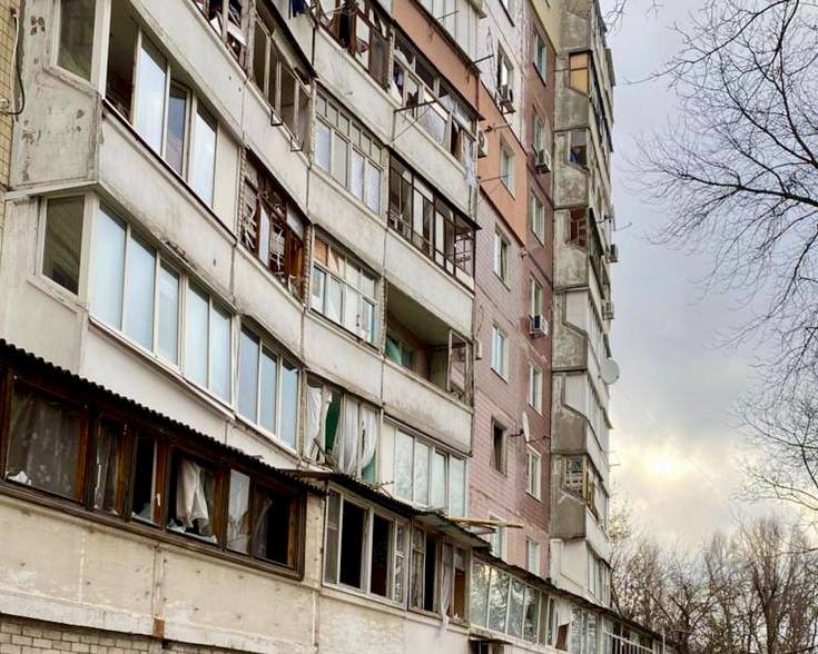 Через нічний удар по Дніпру понад 50 тисяч людей залишилися без світла. Пошкоджено багатоповерхівки, гаражі, автівки