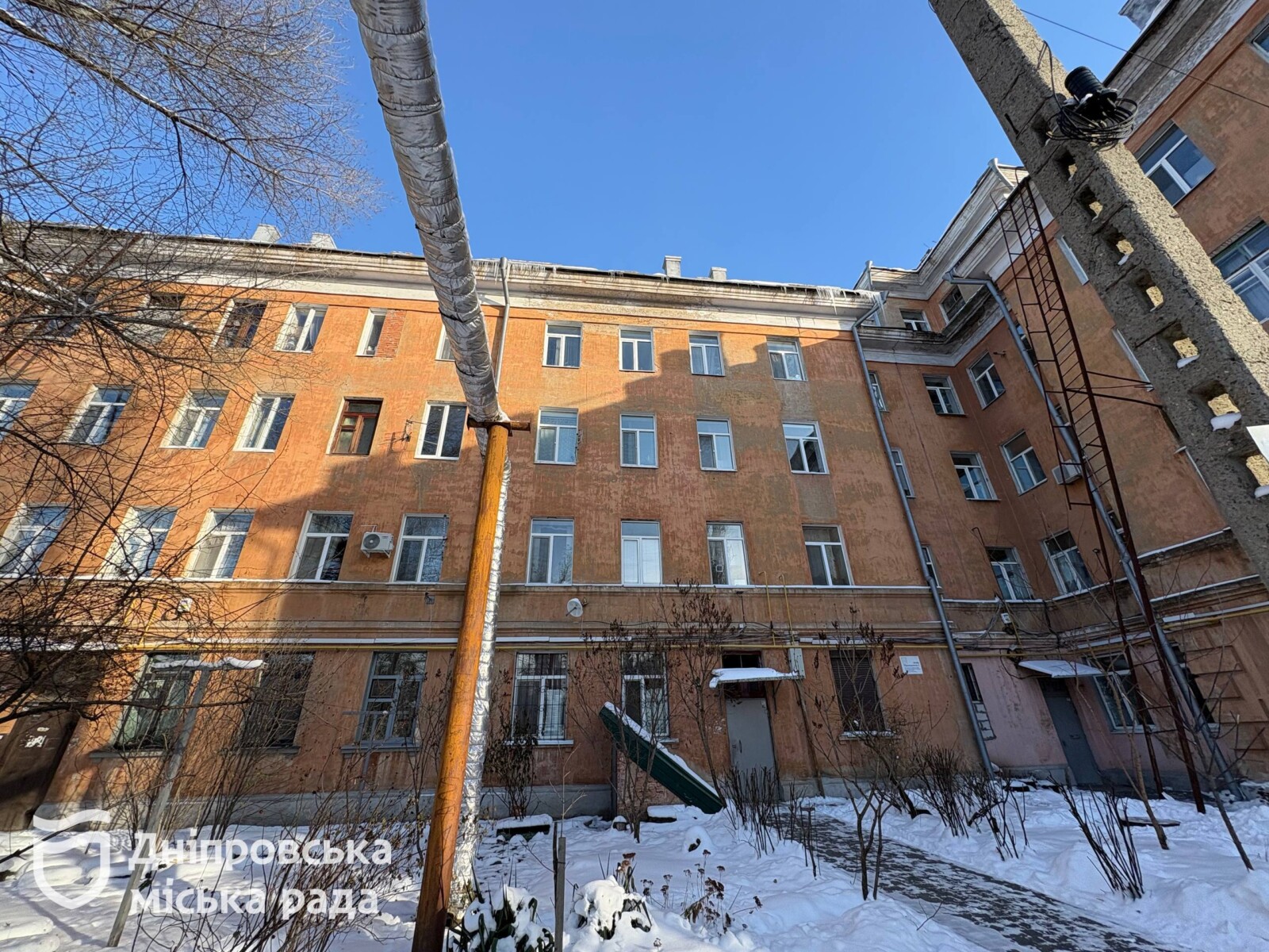 У Дніпрі швидко відновлюють будинок, пошкоджений ворожою атакою