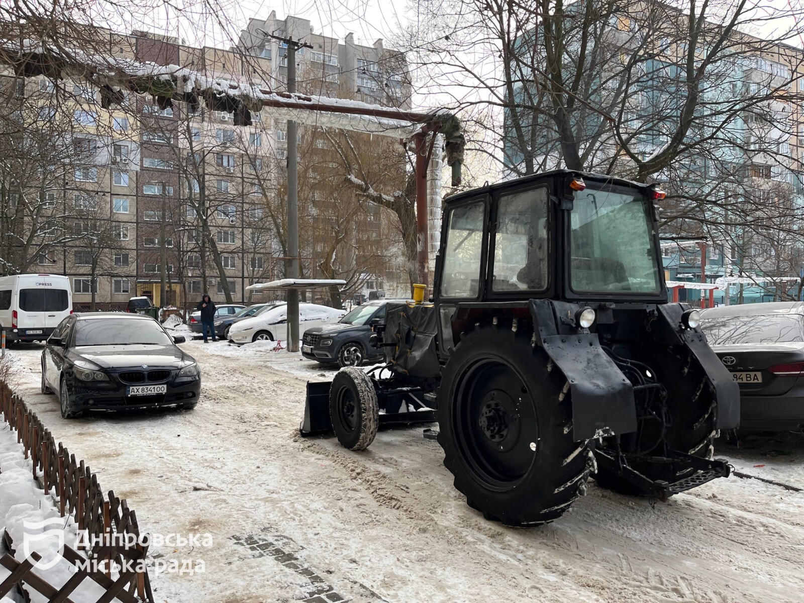 Дніпро активно бореться зі сніговими заметами