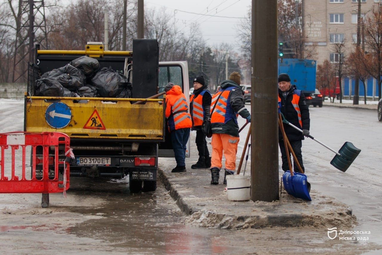 У Дніпрі ліквідували наслідки атаки: завдяки роботі комунальників вдалося уникнути потрапляння олії в річку
