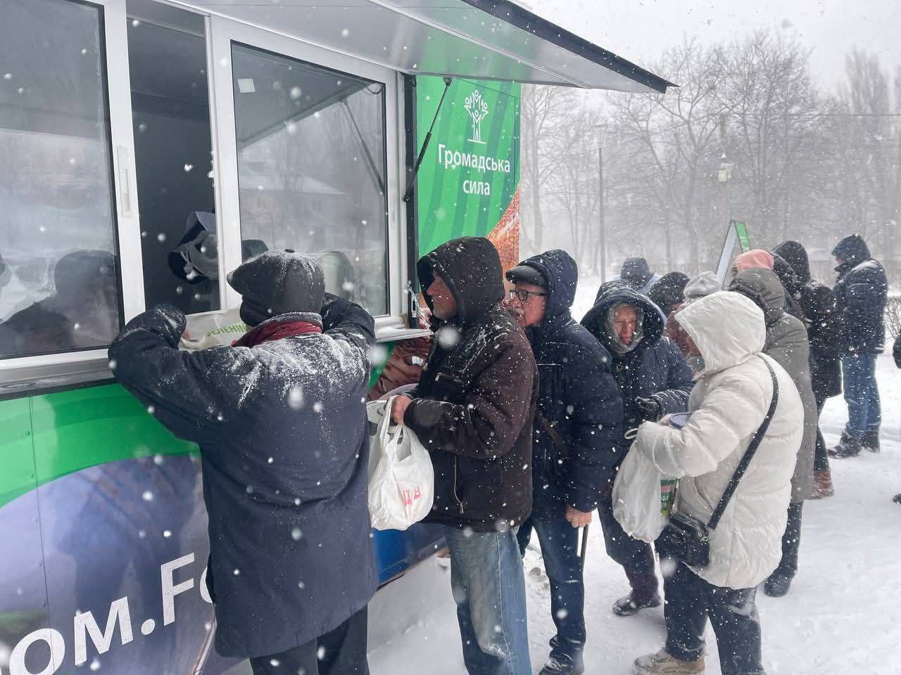 Роздача їжі на морозі: лікарка попереджає про ризики