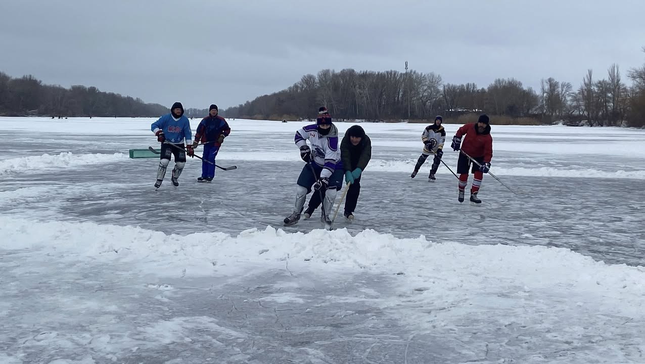 Зимові розваги: дніпряни масово грають у хокей на вуличному катку