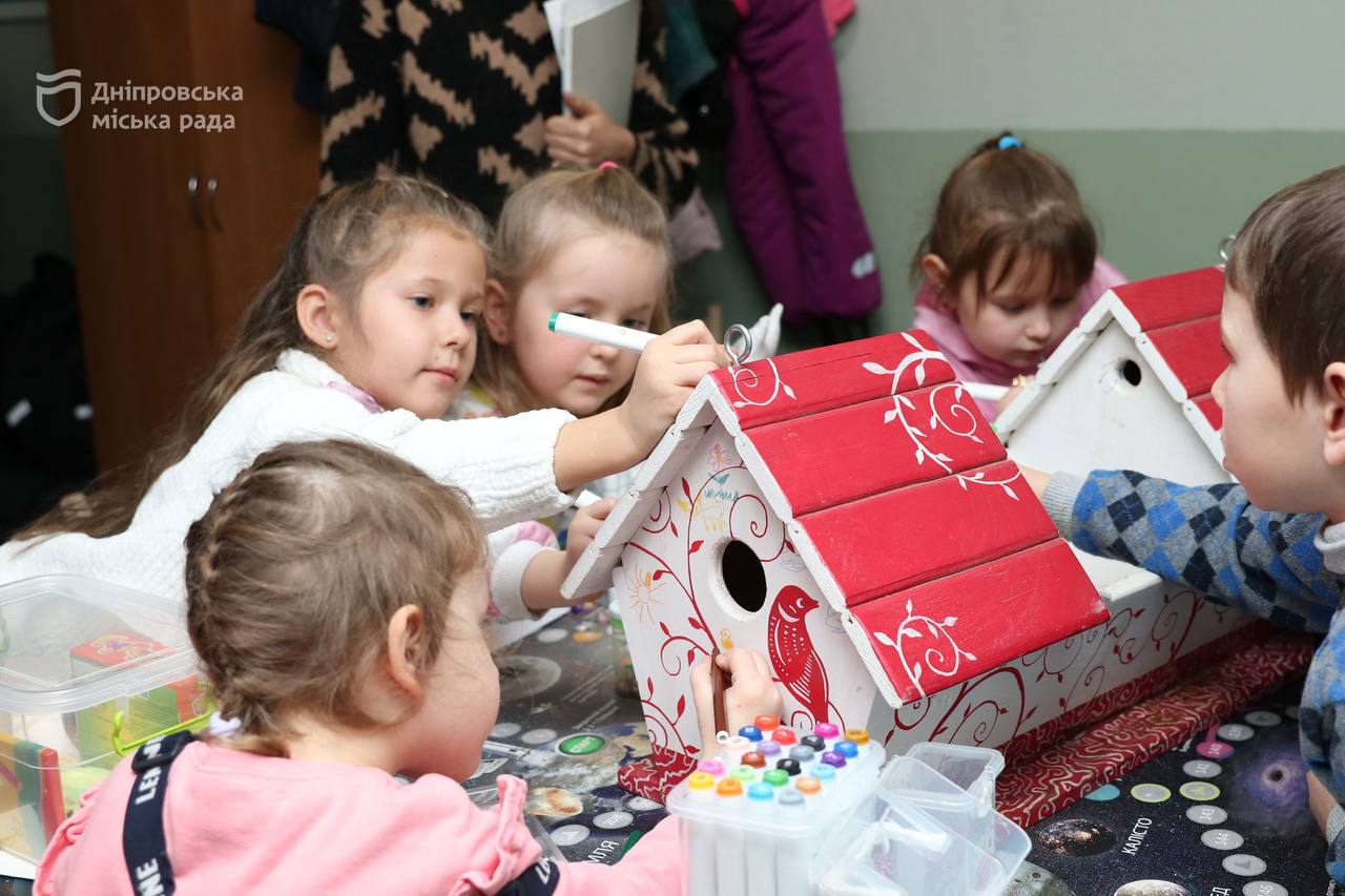 У Дніпрі діти створюють годівниці для тварин з прифронтових зон