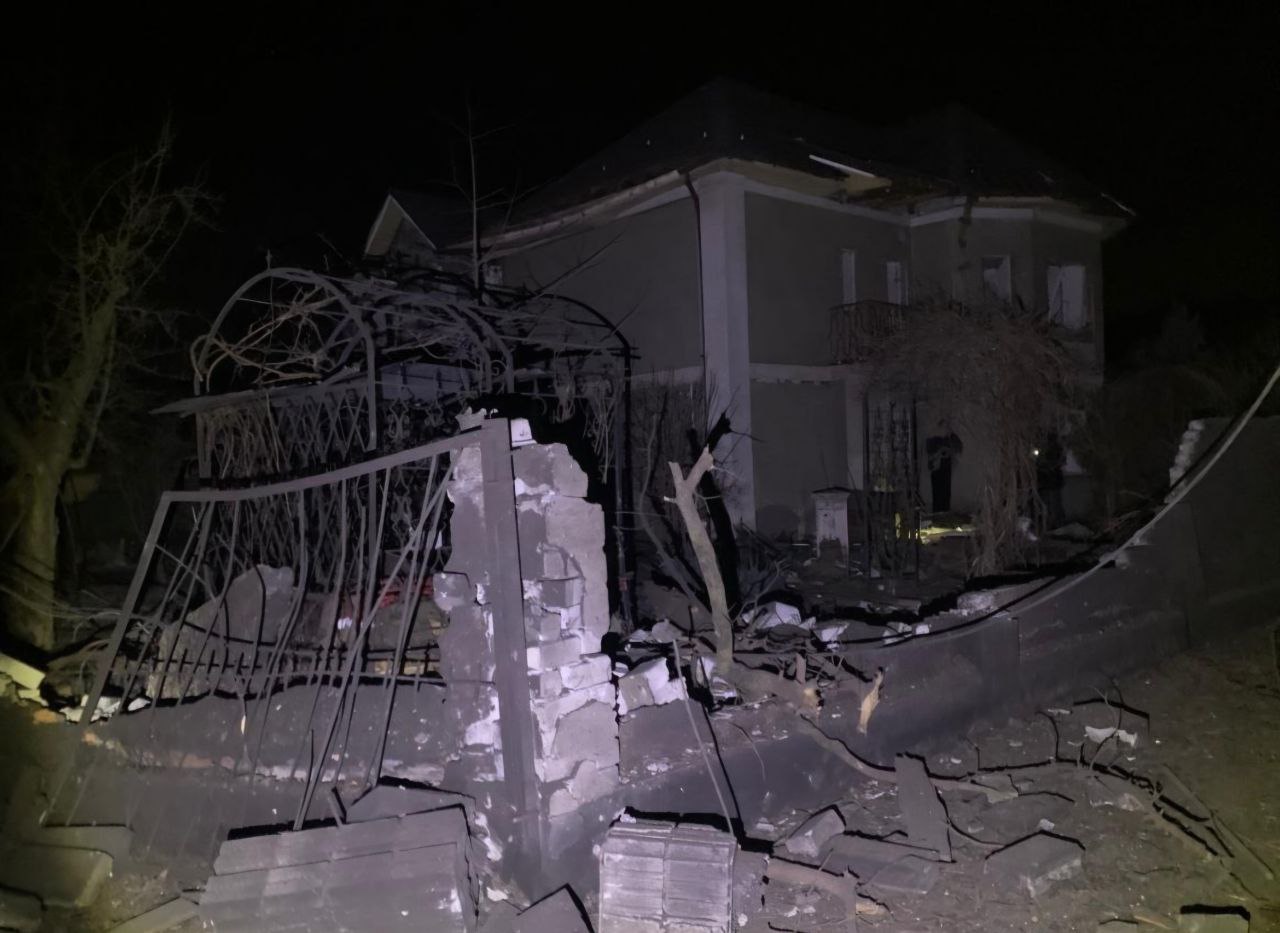 Нічний ракетний удар по Кривому Рогу: постраждали будинки та люди